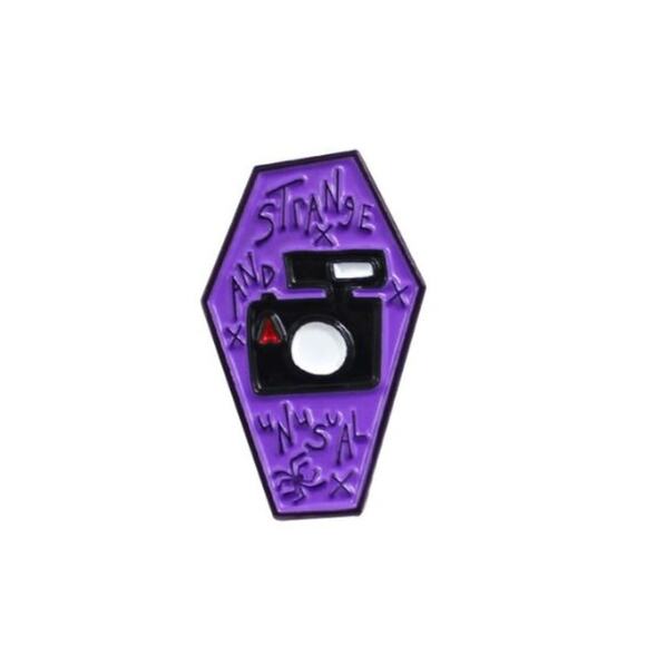 Purple Coffin from Beatlejuice Pin Brooch Hallowee - Picture 1 of 3